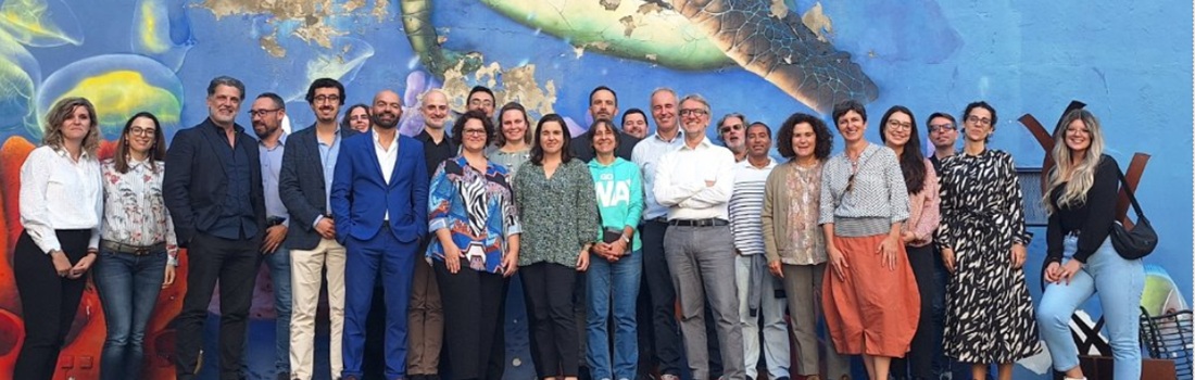 Photo of big group of people in front of a mural